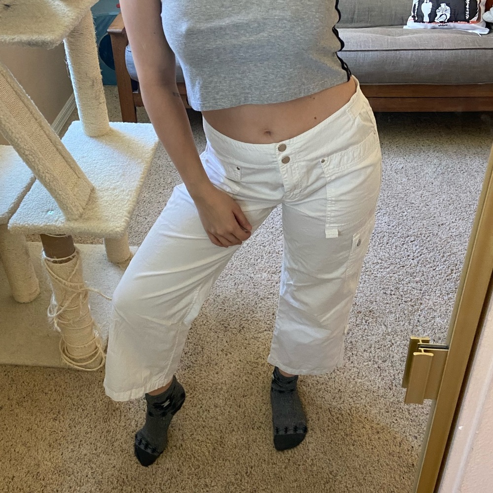 Cute white pants!